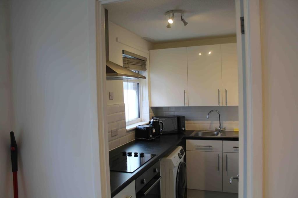 Modern Studio Apartment With Parking Chatham  Exteriér fotografie